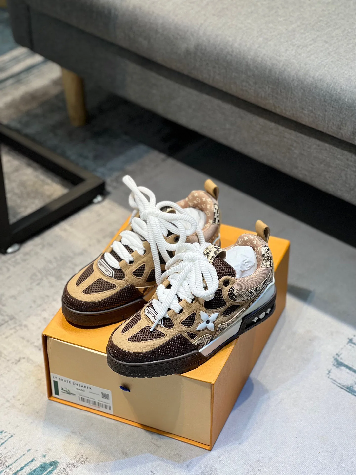 Men's men's shoes💰800 LV top version new style purchasing quality LV~Louis Vuitton LV TRAINER's best-looking sneakers, donkey brand strongly promotes new products, official website limited edition retro basketball sneakers! Both high-top and low-top models spent money to purchase 1:1 accurate reproductions of the originals. The details are invincible and full of sincerity. The imported custom-made original cowhide leather is the same as the original package. The details are 100% restored. The private model customizes the original one-piece TPU outsole. It is different from other brands. Without the original version, this effect cannot be achieved!                Men's and women's models 35-40 39-45 (46 is custom-made and cannot be returned or exchanged)